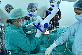 Patient examination using the Zeiss microscope